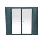 Meuble-lavabo de salle de bain mural avec miroir, deux portes miroir et étagères ouvertes ; Armoire de rangement de style à cadre métallique avec compartiments ouverts