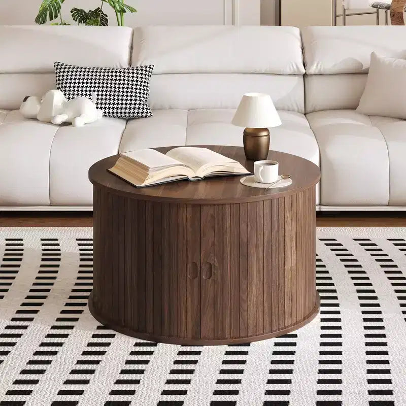Table basse ronde de 28 pouces avec rangement, table d'appoint cannelée moderne du milieu du siècle avec porte à tambour coulissante pour le salon