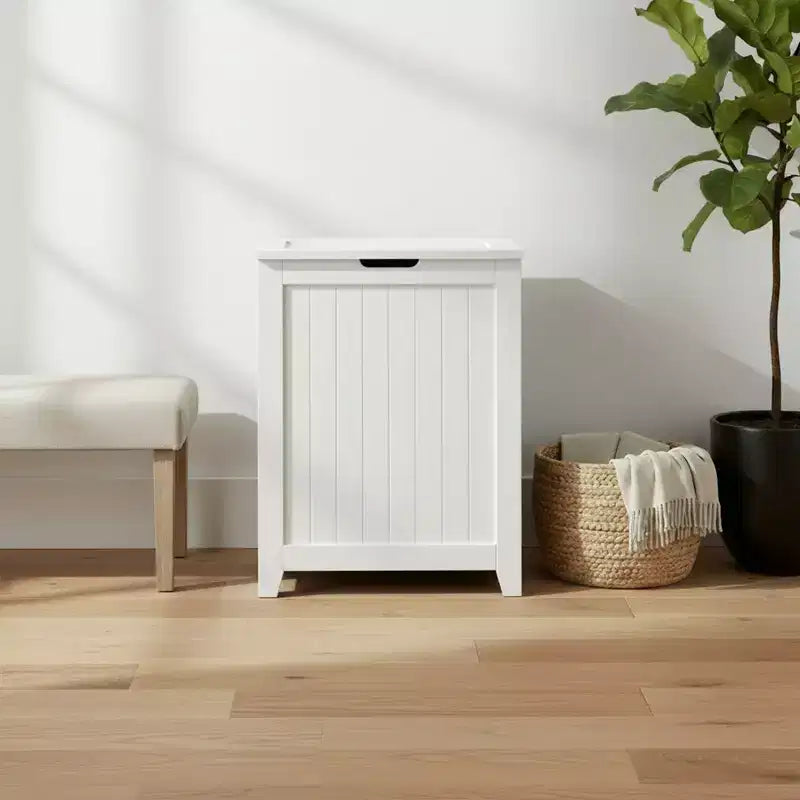 Panier à linge en bois contemporain Redmon pour chambre et buanderie, blanc