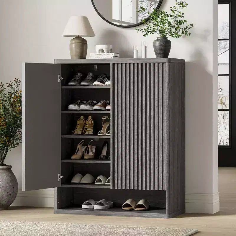 Meuble à chaussures | Rangement à chaussures moderne et cannelé pour entrée | 80x35x105 cm | Panneaux de particules/MDF | Étagères et portes réglables