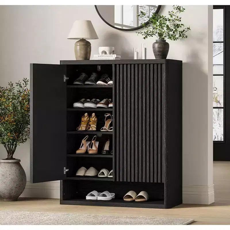 Meuble à chaussures | Rangement à chaussures moderne et cannelé pour entrée | 80x35x105 cm | Panneaux de particules/MDF | Étagères et portes réglables