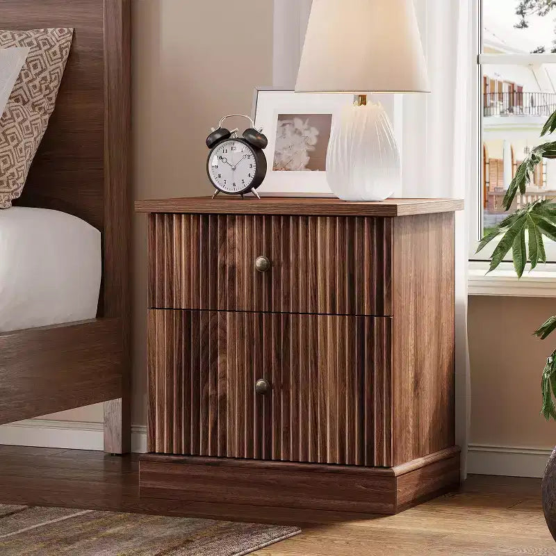 Table de chevet à tiroirs cannelés, table de chevet de style moderne du milieu du siècle avec base à bords incurvés, rangement peu encombrant pour chambre et salon