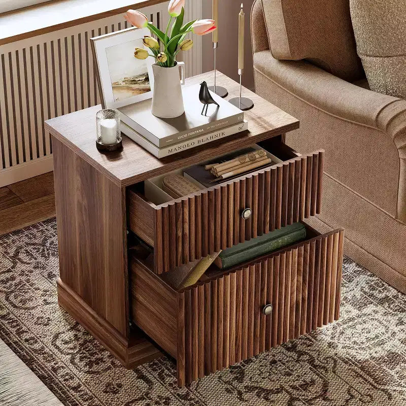 Table de chevet à tiroirs cannelés, table de chevet de style moderne du milieu du siècle avec base à bords incurvés, rangement peu encombrant pour chambre et salon
