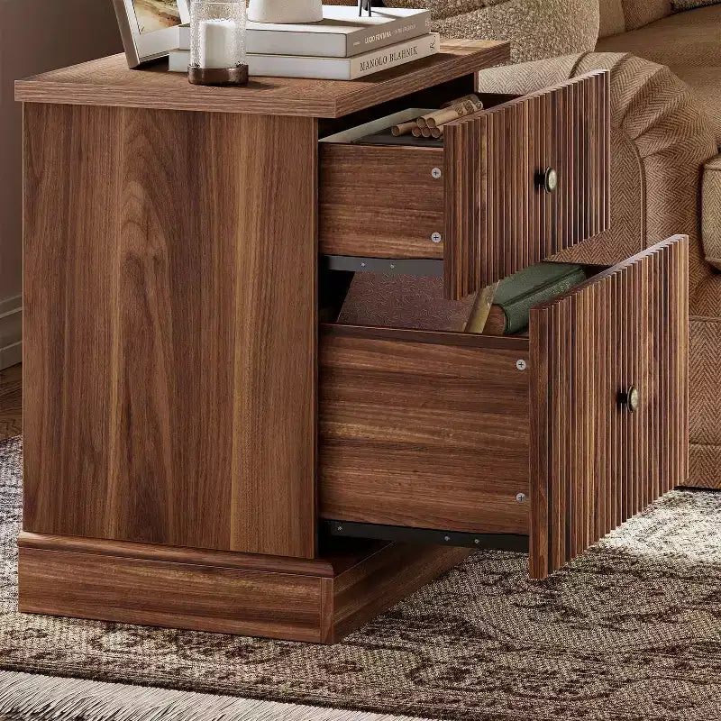 Table de chevet à tiroirs cannelés, table de chevet de style moderne du milieu du siècle avec base à bords incurvés, rangement peu encombrant pour chambre et salon
