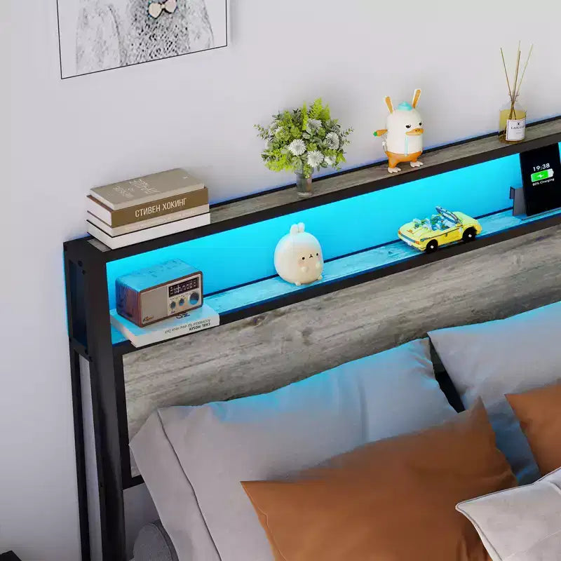 Lit plateforme Bellemave avec lumière LED, station de recharge USB et tête de lit, gris.