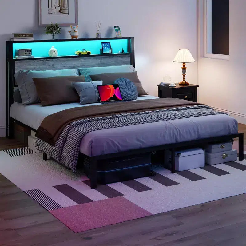 Lit plateforme Bellemave avec lumière LED, station de recharge USB et tête de lit, gris.