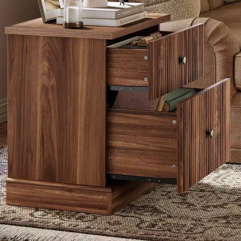 Table de chevet cannelée avec tiroirs, Table de chevet de style moderne du milieu du siècle pour salon, Table de chevet avec rangement