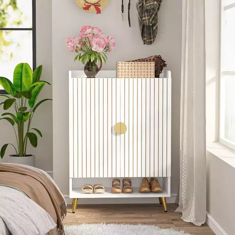 Meuble à chaussures 6 niveaux Lantine en bois avec portes et étagères réglables, blanc et doré, idéal pour le rangement de chaussures dans l'entrée, le couloir, le placard ou le salon.