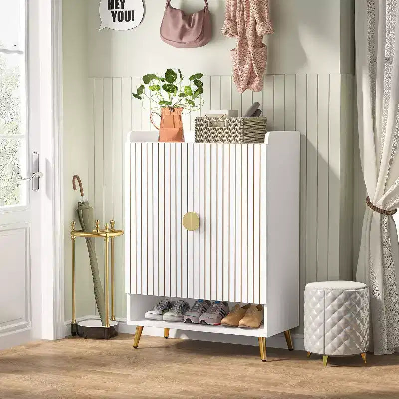 Meuble à chaussures 6 niveaux Lantine en bois avec portes et étagères réglables, blanc et doré, idéal pour le rangement de chaussures dans l'entrée, le couloir, le placard ou le salon.