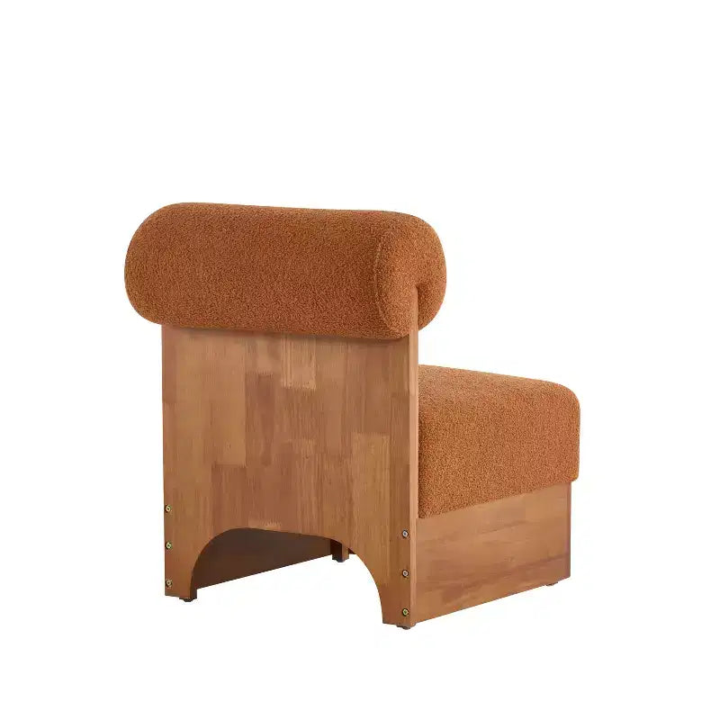 Fauteuil moderne en bouclette avec structure en bois massif et dossier roulé, revêtement doux, pour différentes pièces