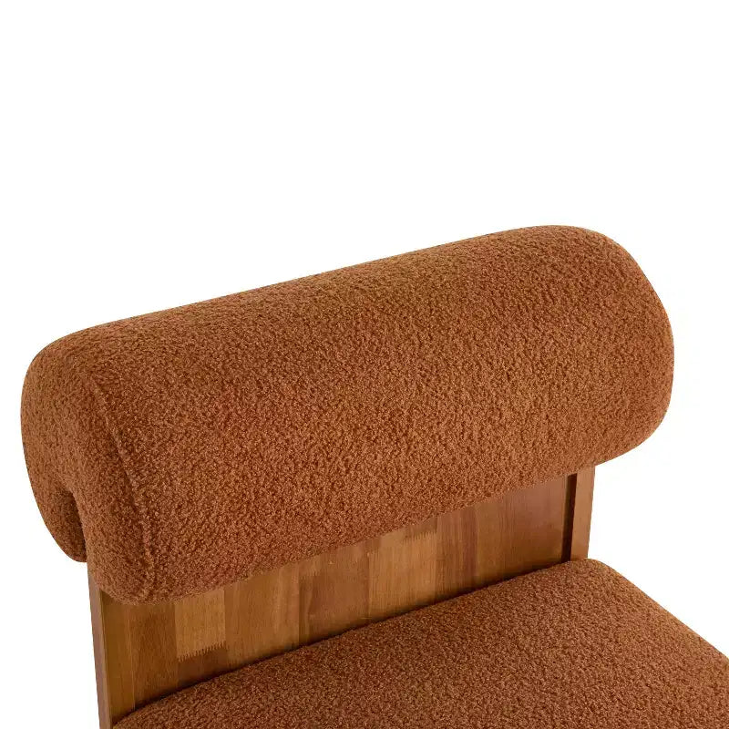 Fauteuil moderne en bouclette avec structure en bois massif et dossier roulé, revêtement doux, pour différentes pièces