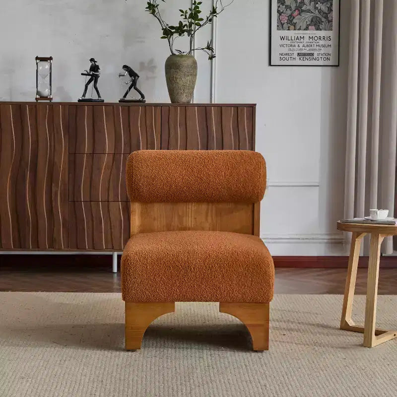 Fauteuil moderne en bouclette avec structure en bois massif et dossier roulé, revêtement doux, pour différentes pièces