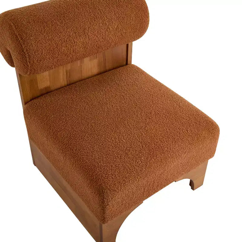 Fauteuil moderne en bouclette avec structure en bois massif et dossier roulé, revêtement doux, pour différentes pièces