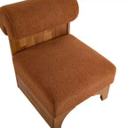 Fauteuil moderne en bouclette avec structure en bois massif et dossier roulé, revêtement doux, pour différentes pièces
