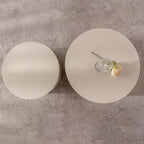 Lot de 2 tables d'appoint gigognes cylindriques beiges avec motif rayures ondulées pour salon ou chambre à coucher