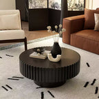 Table basse ronde avec relief artisanal en forme d'olive et piètement robuste à colonne