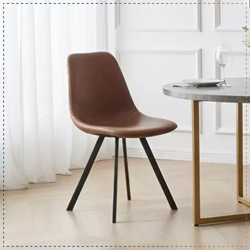 LeisureMod Markley Chaise de salle à manger moderne en cuir, assise rembourrée, pieds en métal, design élégant pour cuisine, salle à manger, bureau, salon ou café