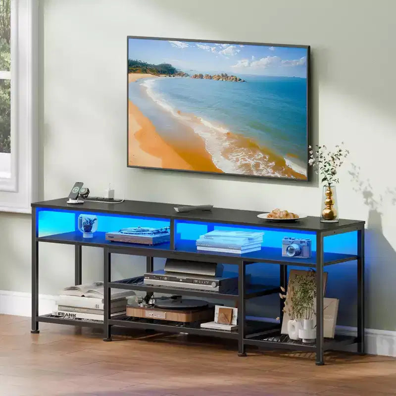 Meuble TV noir Qwatto de 63 pouces avec station de recharge, lumières LED, centre de divertissement pour TV jusqu'à 70 pouces, étagères de rangement pour console multimédia, salon