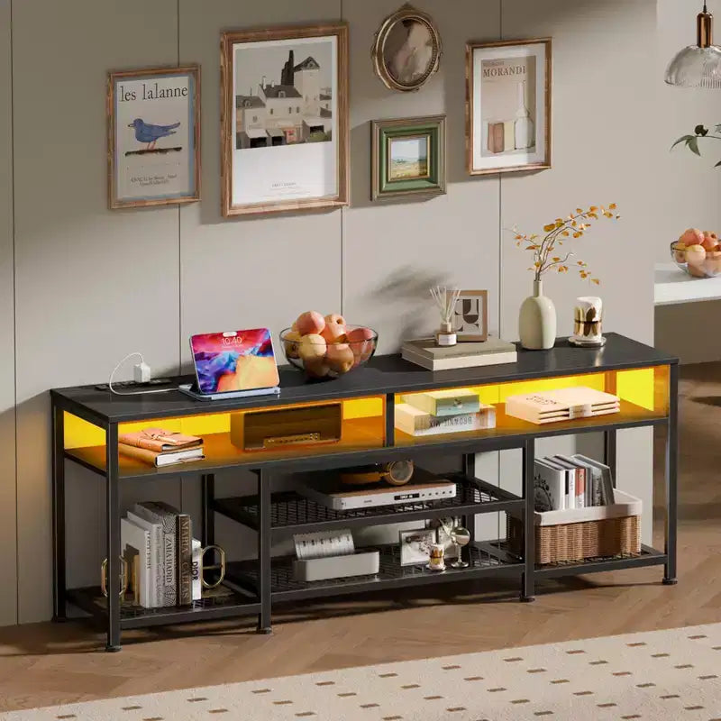 Meuble TV noir Qwatto de 63 pouces avec station de recharge, lumières LED, centre de divertissement pour TV jusqu'à 70 pouces, étagères de rangement pour console multimédia, salon