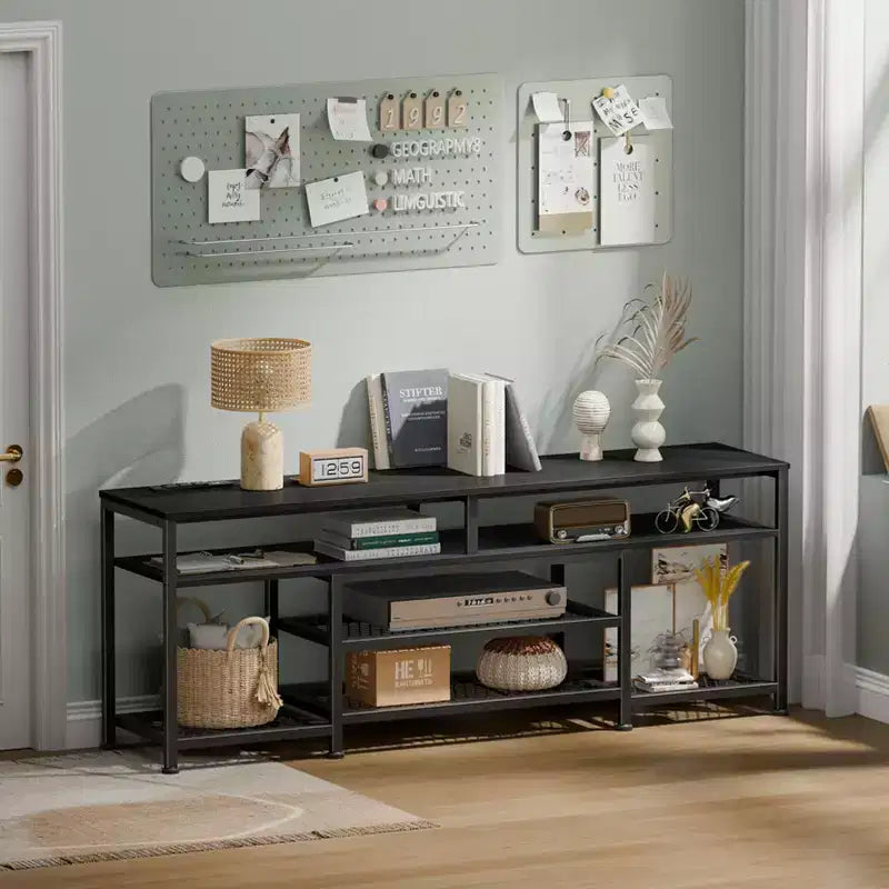 Meuble TV noir Qwatto de 63 pouces avec station de recharge, lumières LED, centre de divertissement pour TV jusqu'à 70 pouces, étagères de rangement pour console multimédia, salon