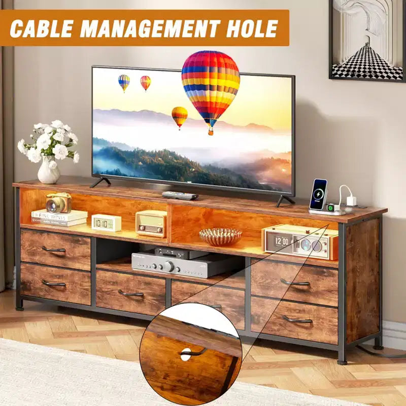 Meuble TV Qwatto de 160 cm, marron, avec station de charge, lumières LED, 6 tiroirs, centre de divertissement pour TV jusqu'à 70 pouces, console multimédia pour salon.