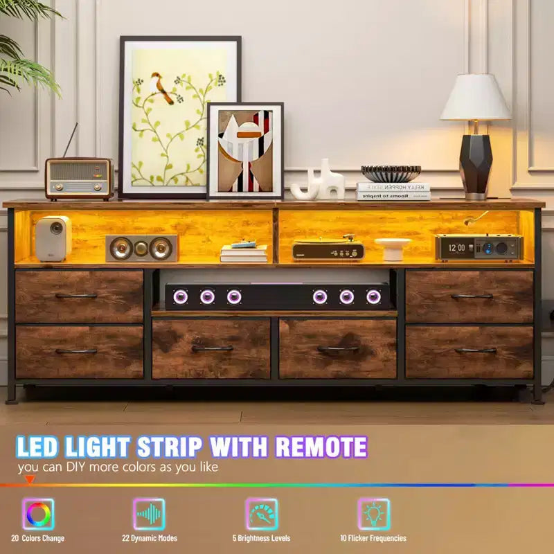 Meuble TV Qwatto de 160 cm, marron, avec station de charge, lumières LED, 6 tiroirs, centre de divertissement pour TV jusqu'à 70 pouces, console multimédia pour salon.