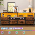 Meuble TV Qwatto de 160 cm, marron, avec station de charge, lumières LED, 6 tiroirs, centre de divertissement pour TV jusqu'à 70 pouces, console multimédia pour salon.
