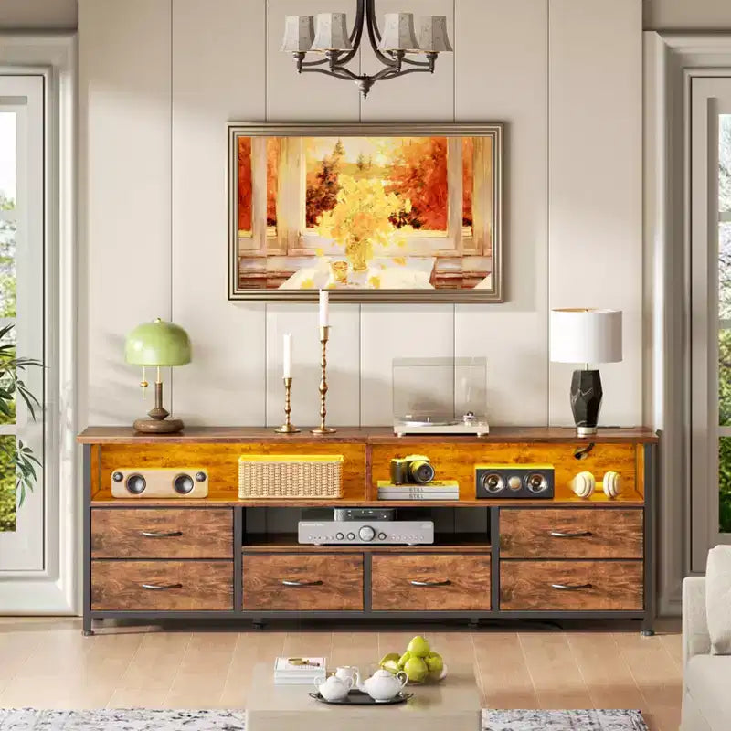 Meuble TV Qwatto de 160 cm, marron, avec station de charge, lumières LED, 6 tiroirs, centre de divertissement pour TV jusqu'à 70 pouces, console multimédia pour salon.