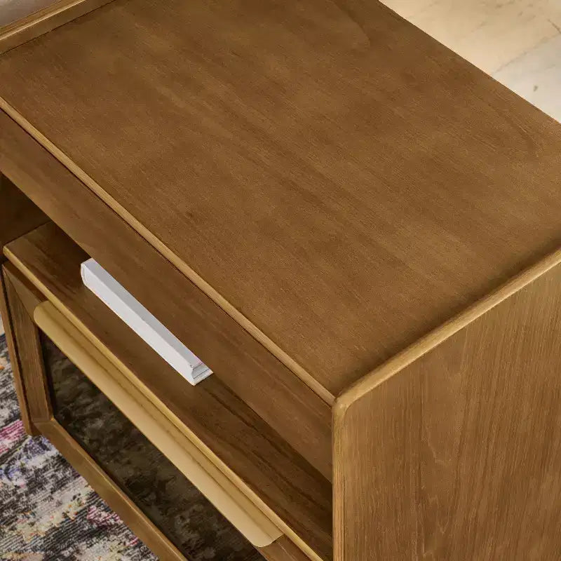 Table de chevet Mid-Century Modern avec station de recharge, meuble à 2 tiroirs et porte, design cannelé, verrouillable (W1801P303392)