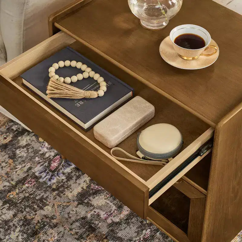 Table de chevet Mid-Century Modern avec station de recharge, meuble à 2 tiroirs et porte, design cannelé, verrouillable (W1801P303392)