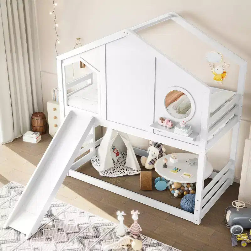 Lit superposé cabane jumeau sur jumeau avec toboggan et étagères de rangement, cadre de lit superposé en bois avec fenêtre pour enfants