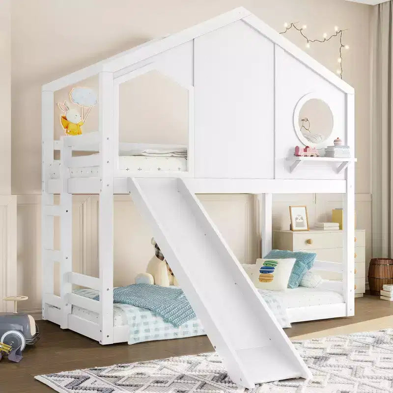 Lit superposé cabane jumeau sur jumeau avec toboggan et étagères de rangement, cadre de lit superposé en bois avec fenêtre pour enfants