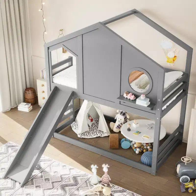 Lit superposé cabane jumeau sur jumeau avec toboggan et étagères de rangement, cadre de lit superposé en bois avec fenêtre pour enfants