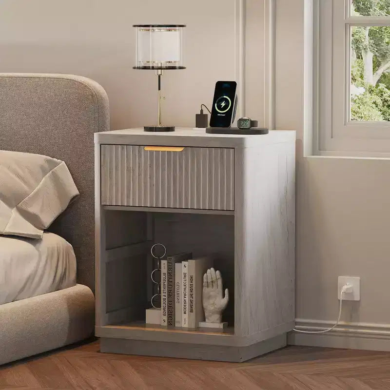 Table de chevet avec station de recharge, tiroirs et étagère ouverte, table de chevet moderne en bois pour chambre à coucher/salon/bureau