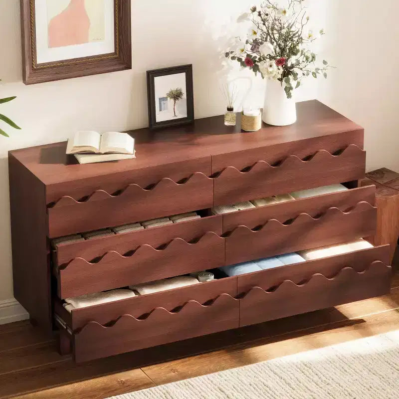 Commode 6 tiroirs GDFStudio Eunice 60 en bois moderne avec façade ondulée