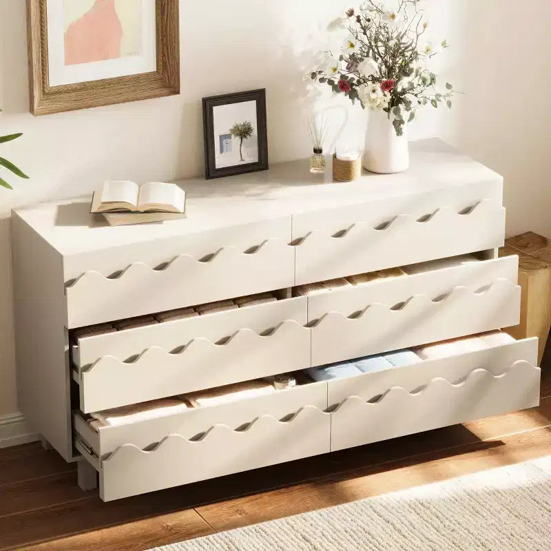 Commode 6 tiroirs GDFStudio Eunice 60 en bois moderne avec façade ondulée
