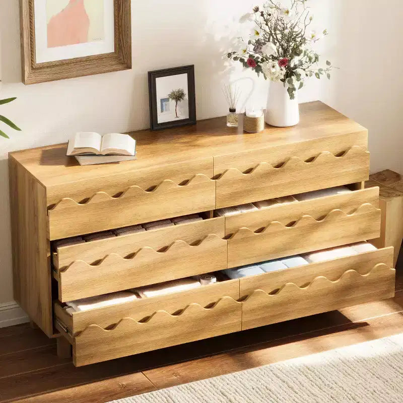 Commode 6 tiroirs GDFStudio Eunice 60 en bois moderne avec façade ondulée