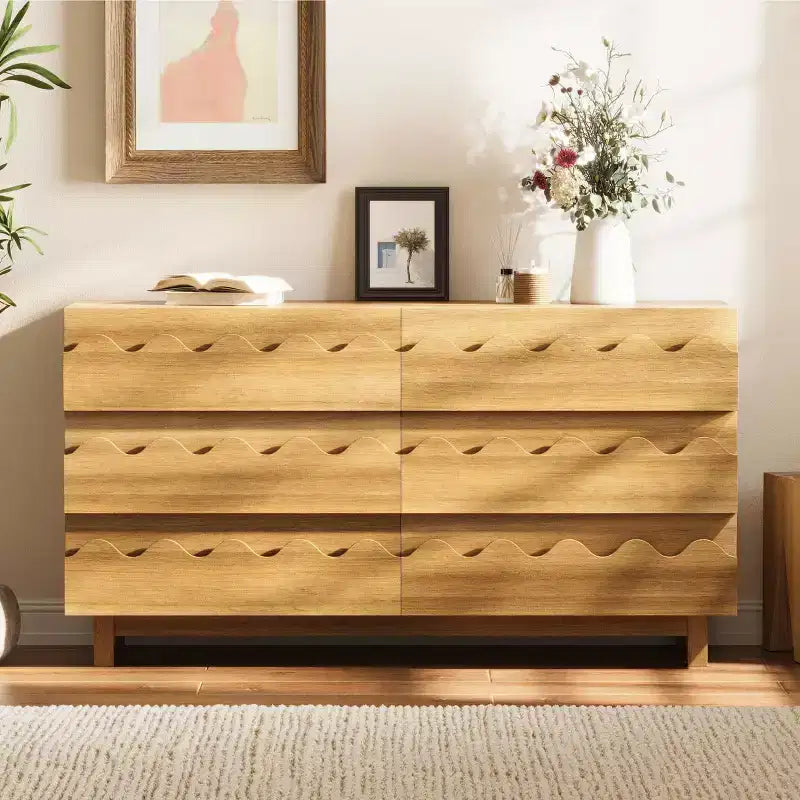 Commode 6 tiroirs GDFStudio Eunice 60 en bois moderne avec façade ondulée