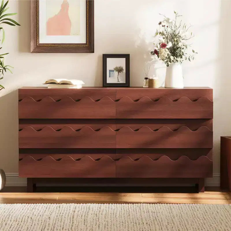 Commode 6 tiroirs GDFStudio Eunice 60 en bois moderne avec façade ondulée