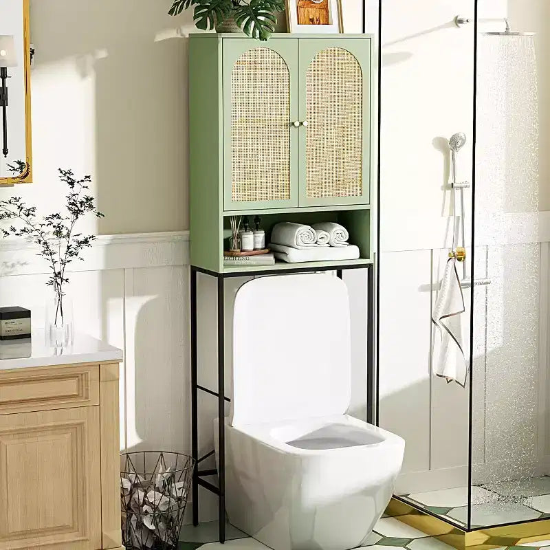 Meuble de rangement au-dessus des toilettes VINGLI, organisateur de salle de bain vert sauge au-dessus des toilettes avec portes en rotin arquées, étagère autoportante peu encombrante