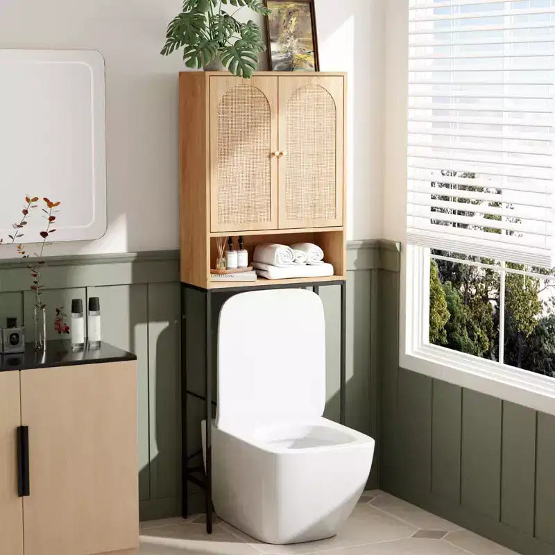 Meuble de rangement au-dessus des toilettes VINGLI, organisateur de salle de bain vert sauge au-dessus des toilettes avec portes en rotin arquées, étagère autoportante peu encombrante