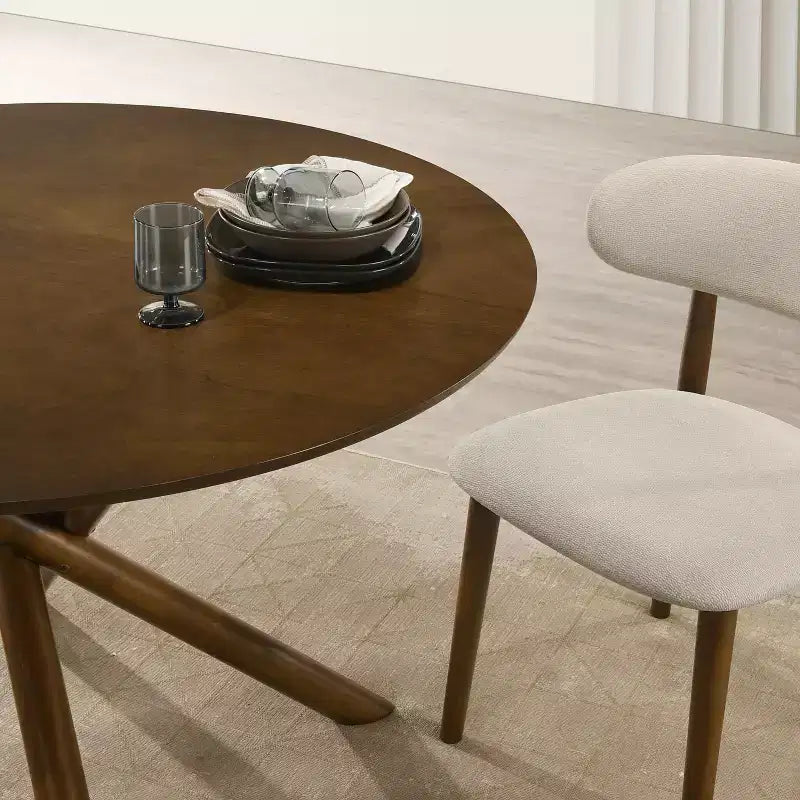 Table à manger ronde Arnott de Roundhill Furniture, finition noyer