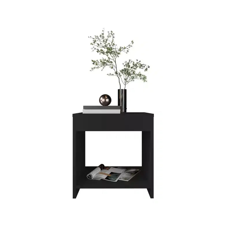 Conçue à la fois pour le style et la fonctionnalité, cette table de chevet noire de 16,5 po de hauteur avec 1 étagère spacieuse est une table de chevet compacte qui vous aide à organiser votre espace.