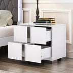 Table de chevet élégante, moderne et épurée à 3 tiroirs avec accent miroir pour chambre à coucher ou salon