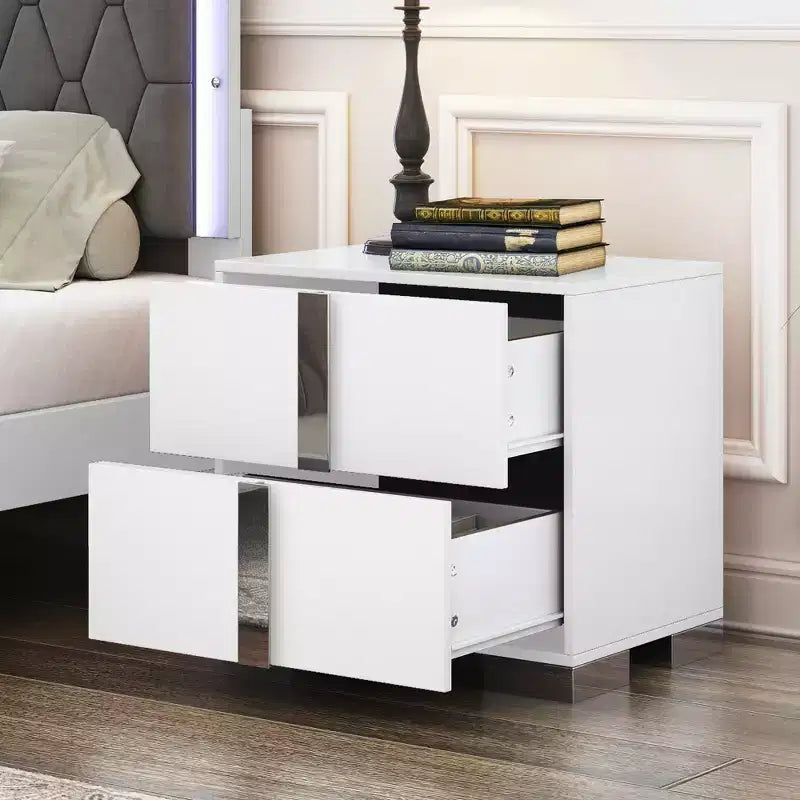 Table de chevet élégante, moderne et épurée à 3 tiroirs avec accent miroir pour chambre à coucher ou salon