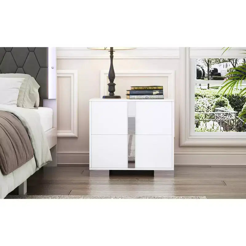 Table de chevet élégante, moderne et épurée à 3 tiroirs avec accent miroir pour chambre à coucher ou salon