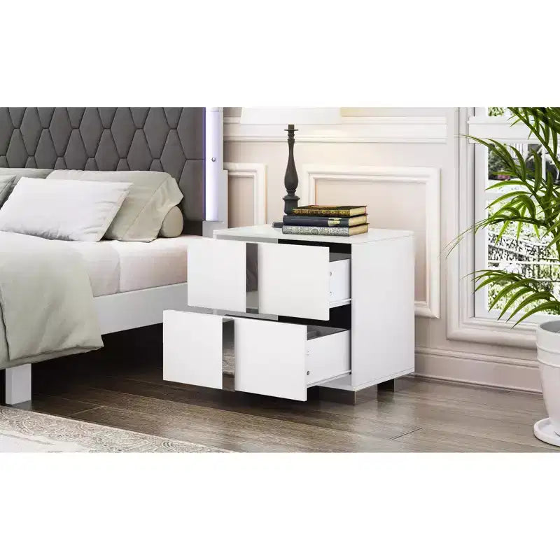 Table de chevet élégante, moderne et épurée à 3 tiroirs avec accent miroir pour chambre à coucher ou salon