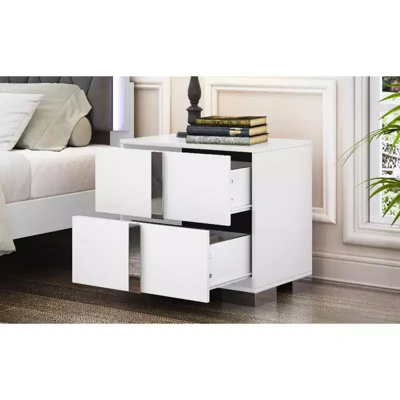 Table de chevet élégante, moderne et épurée à 3 tiroirs avec accent miroir pour chambre à coucher ou salon