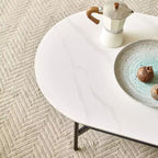 Table basse JVNOXK en céramique blanche avec étagère inférieure marron café, table basse à 2 niveaux en MDF et cadre en acier pour le salon
