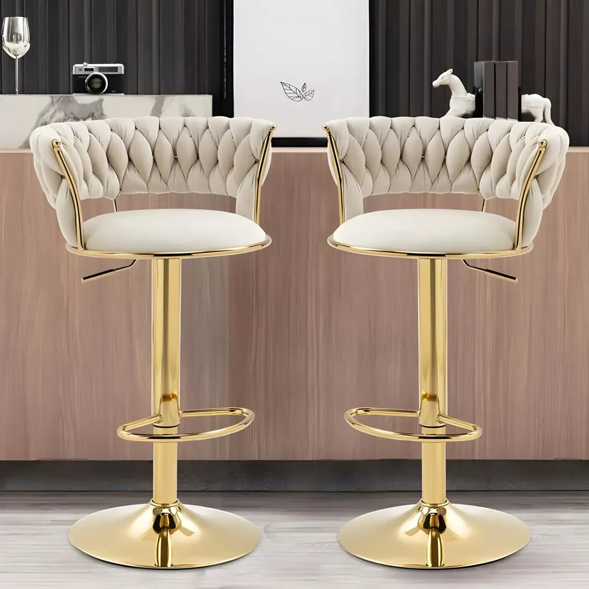 Tabouret de bar réglable pivotant à dossier bas et base dorée